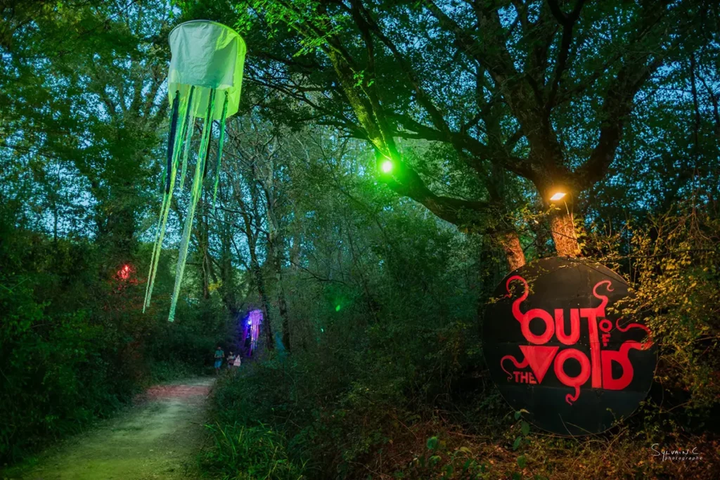 Out Of The Void #3 2025 - Entrée décorée du chemin menant au site 📷 Sylvain C.